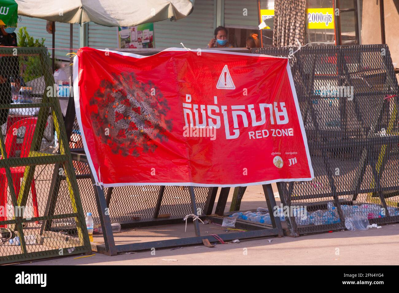 Phnom Penh, Cambodge. 14 mai 2021. Après 4 semaines de confinement total de la ville, le gouvernement continue de diviser Phnom Penh en 3 zones de couleur (rouge, orange et jaune) en raison de l'augmentation continue de la COVID - 19. Un poste de contrôle de police dans une « zone rouge », ce qui signifie un risque élevé d'infection. Credit: Kraig Lieb / Alamy Live News Banque D'Images