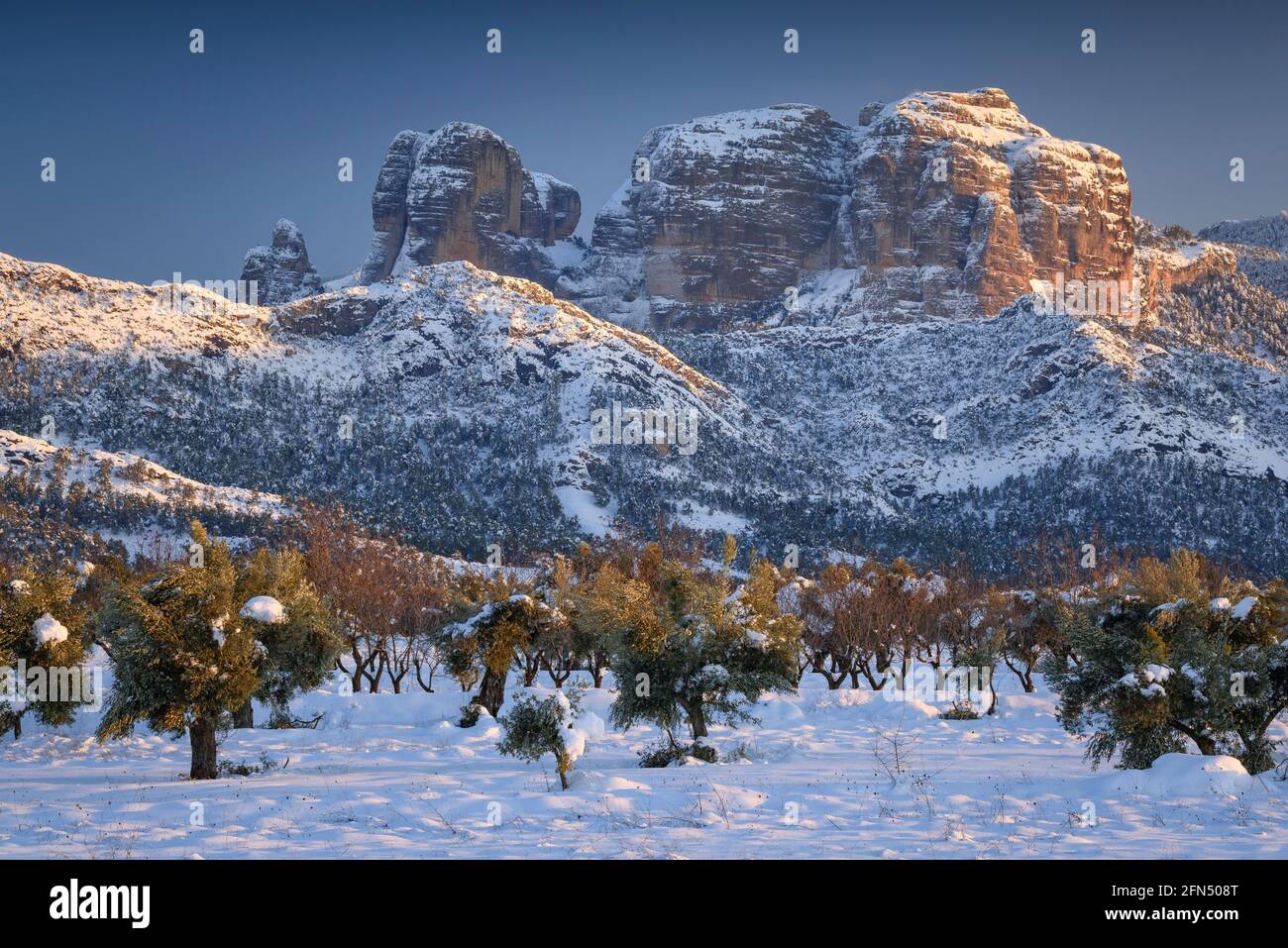 Rochers de Roques de Benet, près de Horta de Sant Joan, dans un coucher de soleil enneigé d'hiver après une forte chute de neige (Terra Alta, Tarragone, Catalogne, Espagne) Banque D'Images