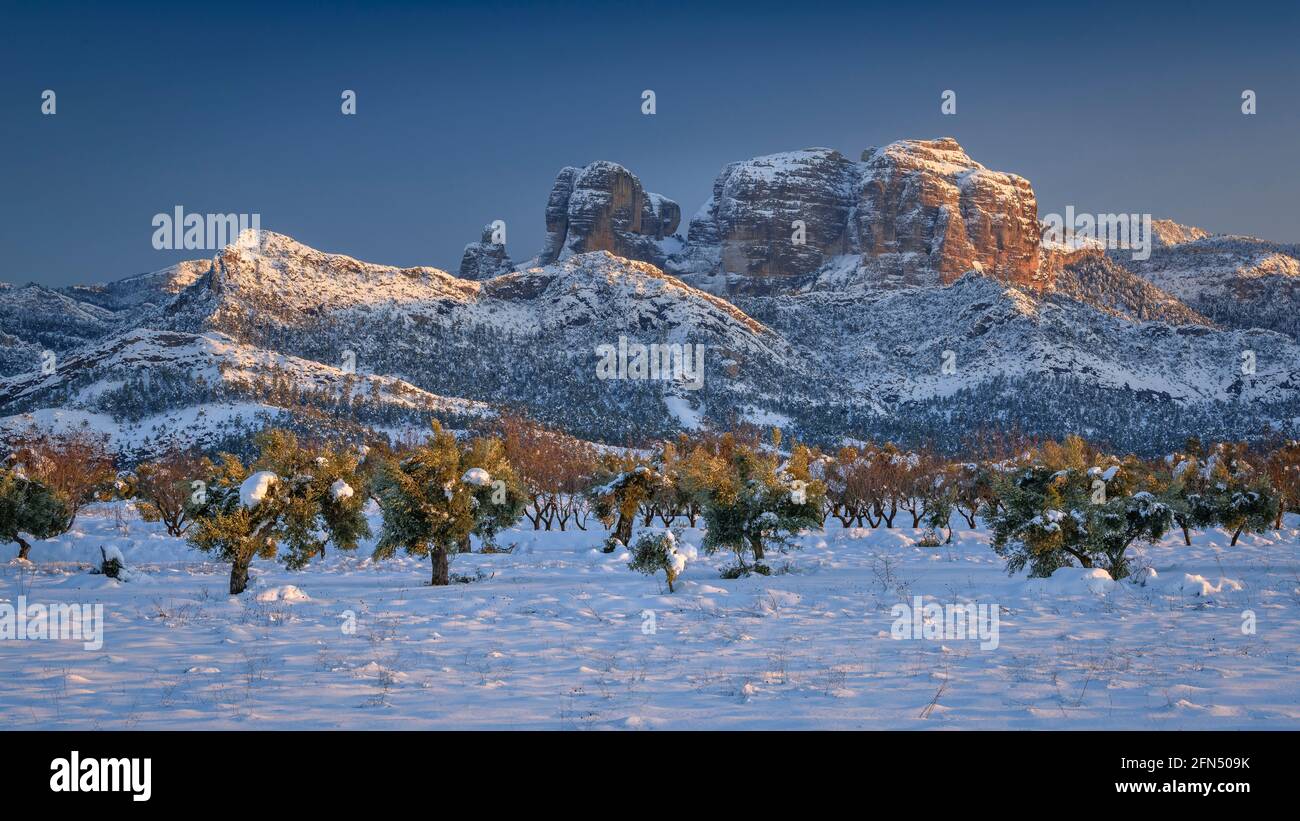 Rochers de Roques de Benet, près de Horta de Sant Joan, dans un coucher de soleil enneigé d'hiver après une forte chute de neige (Terra Alta, Tarragone, Catalogne, Espagne) Banque D'Images