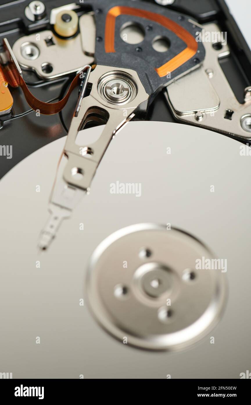 Vue rapprochée macro du disque dur ouvert en métal brillant Banque D'Images