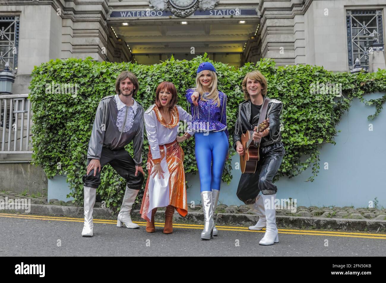 Waterloo Station, Londres, Royaume-Uni. 14 mai 2021. 47 ans après le triomphe de Waterloo au Concours Eurovision Song, la troupe de l'ABBA MANIA (Rhiannon porter sous le nom d'Agnetha Fältskog, Jojo Desmond en tant qu'Anni-Frid Lyngstad, Edward Handoll en tant que Björn Ulvaeus et Directeur musical Loucas Hajiantoni en tant que Benny Andersson) suivent les traces du supergroupe, se préparer à leur retour dans le West End au Théâtre Shaftesbury ce mois-ci. Amanda Rose/Alamy Live News Banque D'Images