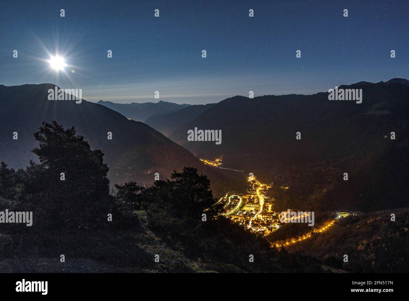 Ville et vallée de Vielha vue de près de la Bassa d'Oles sur une pleine nuit de lune (Vallée de l'Aran, Catalogne, Espagne, Pyrénées) ESP: Vista de Vielha de noche Banque D'Images