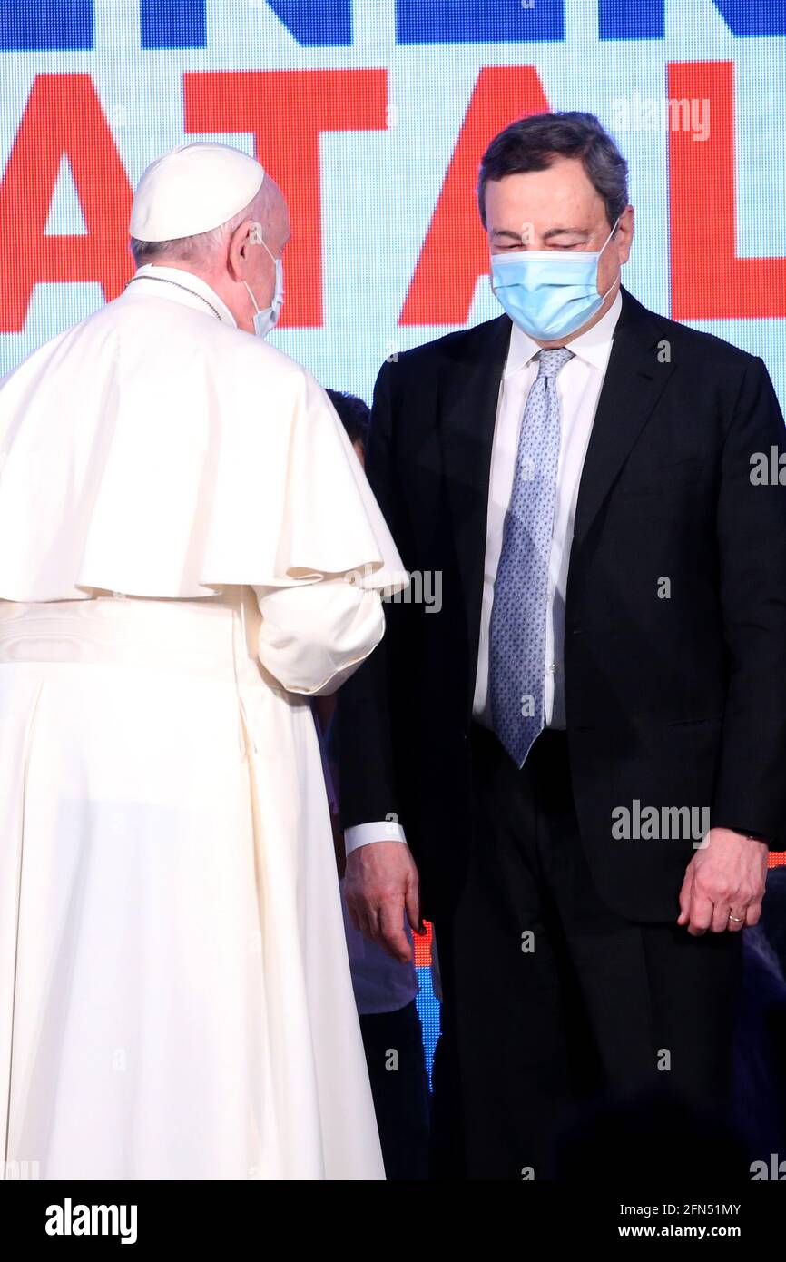 Rome, Italie. 14 mai 2021. 14 mai 2021 i le pape François salue le Premier ministre italien Mario Draghi lors de la réunion l’ouverture des « États généraux de naissance » à l’Auditorium della Conciliazione onn Rome, Italie. Crédit : Agence photo indépendante/Alamy Live News Banque D'Images