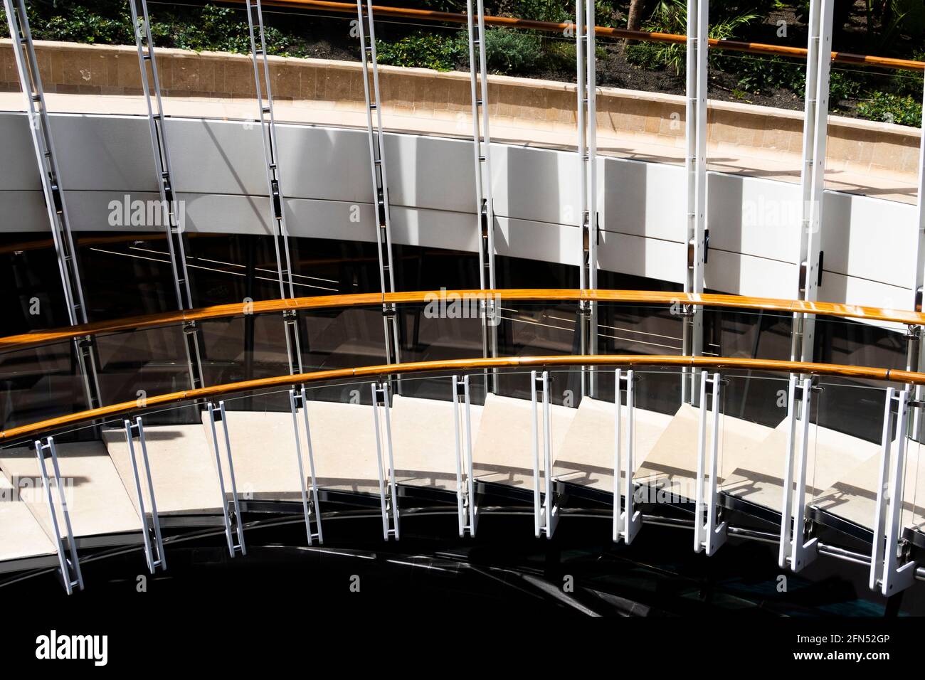 Image abstraite d'un escalier extérieur construit en béton, en verre, en acier et en bois pour les mains courantes. La lumière et l'ombre accentuent sa forme. Banque D'Images