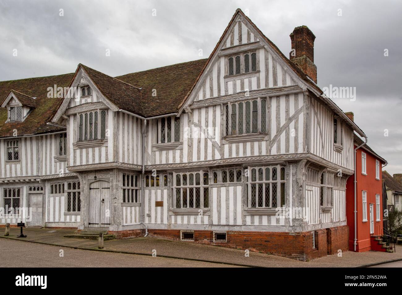 Autrefois centre du commerce de tissus de Woolen d'Anglia est, le Guildhall de Lavenham, Suffolk, date des alentours de 1529, qui fut la résidence de Guild of Corpus Christi. Banque D'Images