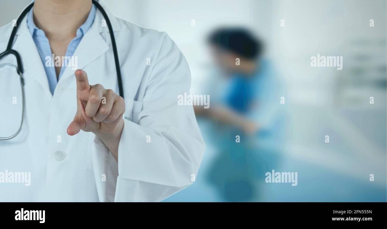 Composition de la section médiane du médecin masculin dans le pointage de blouse de laboratoire hôpital hors foyer Banque D'Images