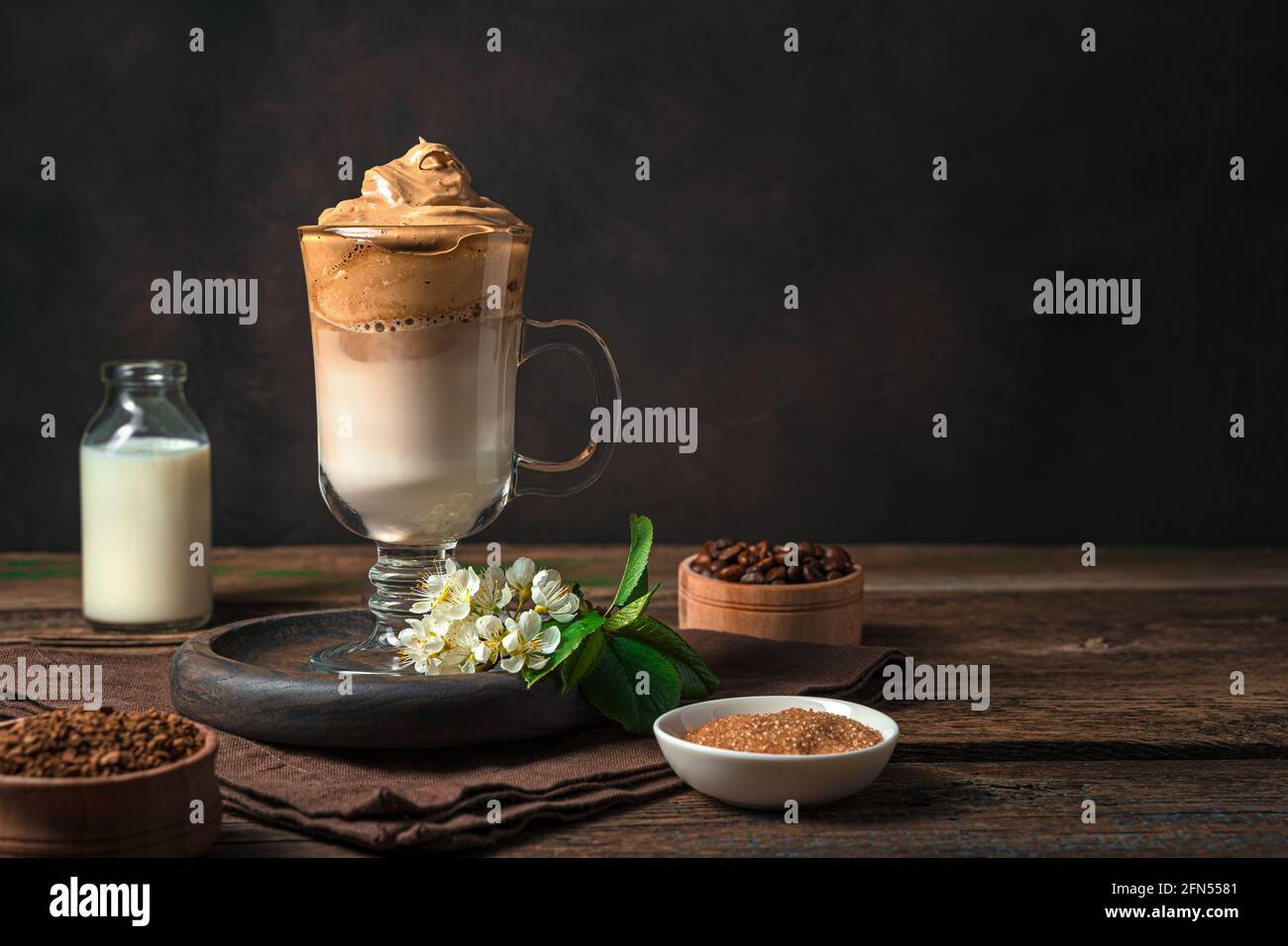 Dessert au café avec lait et glace sur fond marron. Café Dalgona. Banque D'Images