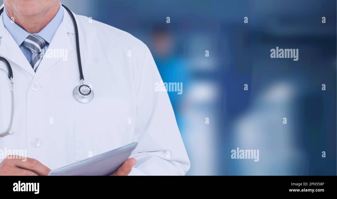Composition de la section médiane du médecin masculin en blouse de laboratoire utilisant tablette hors foyer de l'hôpital Banque D'Images