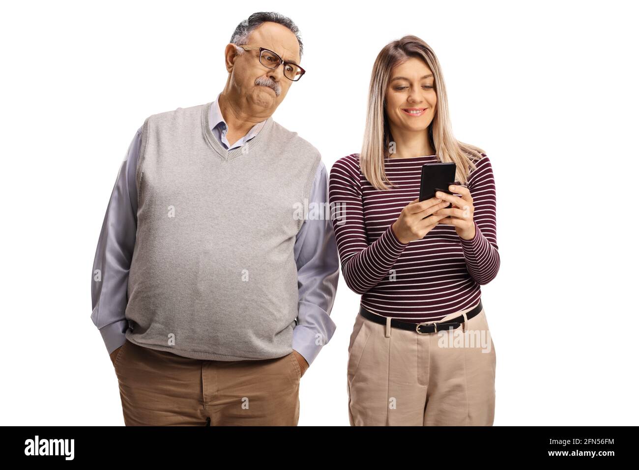 Un père en colère espionne sa fille tout en tapant sur un smartphone isolé sur fond blanc Banque D'Images