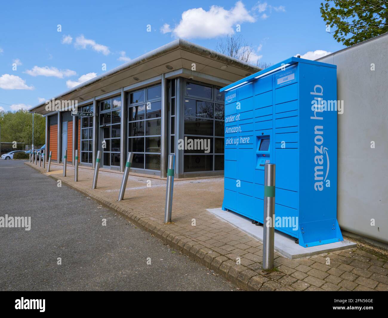 Blue Amazon Locker à la gare d'Uckfield, Uckfield, East Sussex, Angleterre Banque D'Images