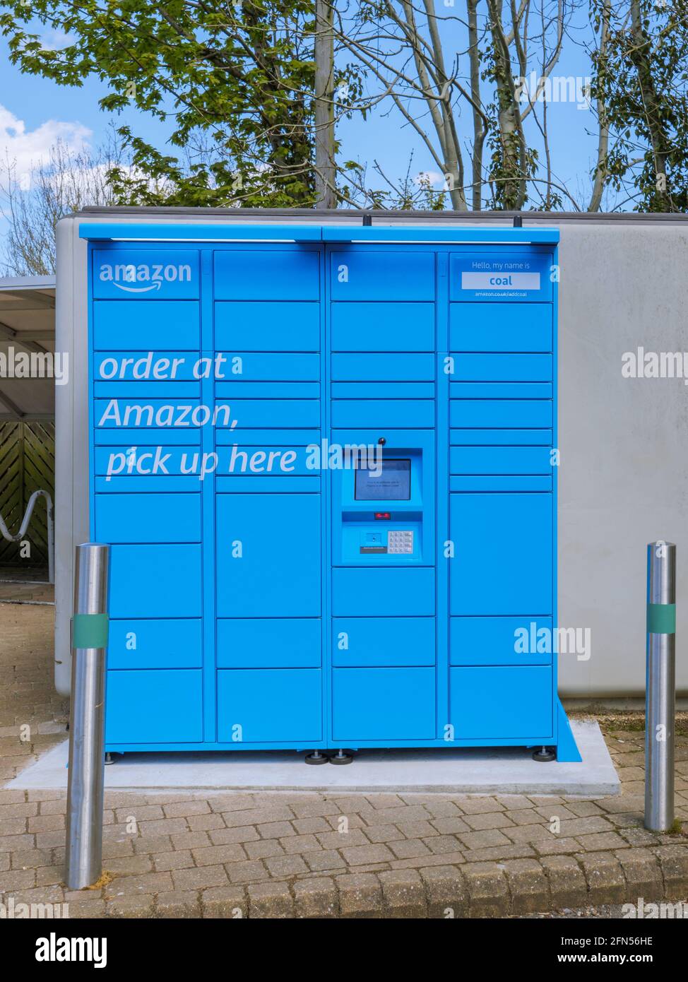 Blue Amazon Locker à la gare d'Uckfield, Uckfield, East Sussex, Angleterre Banque D'Images