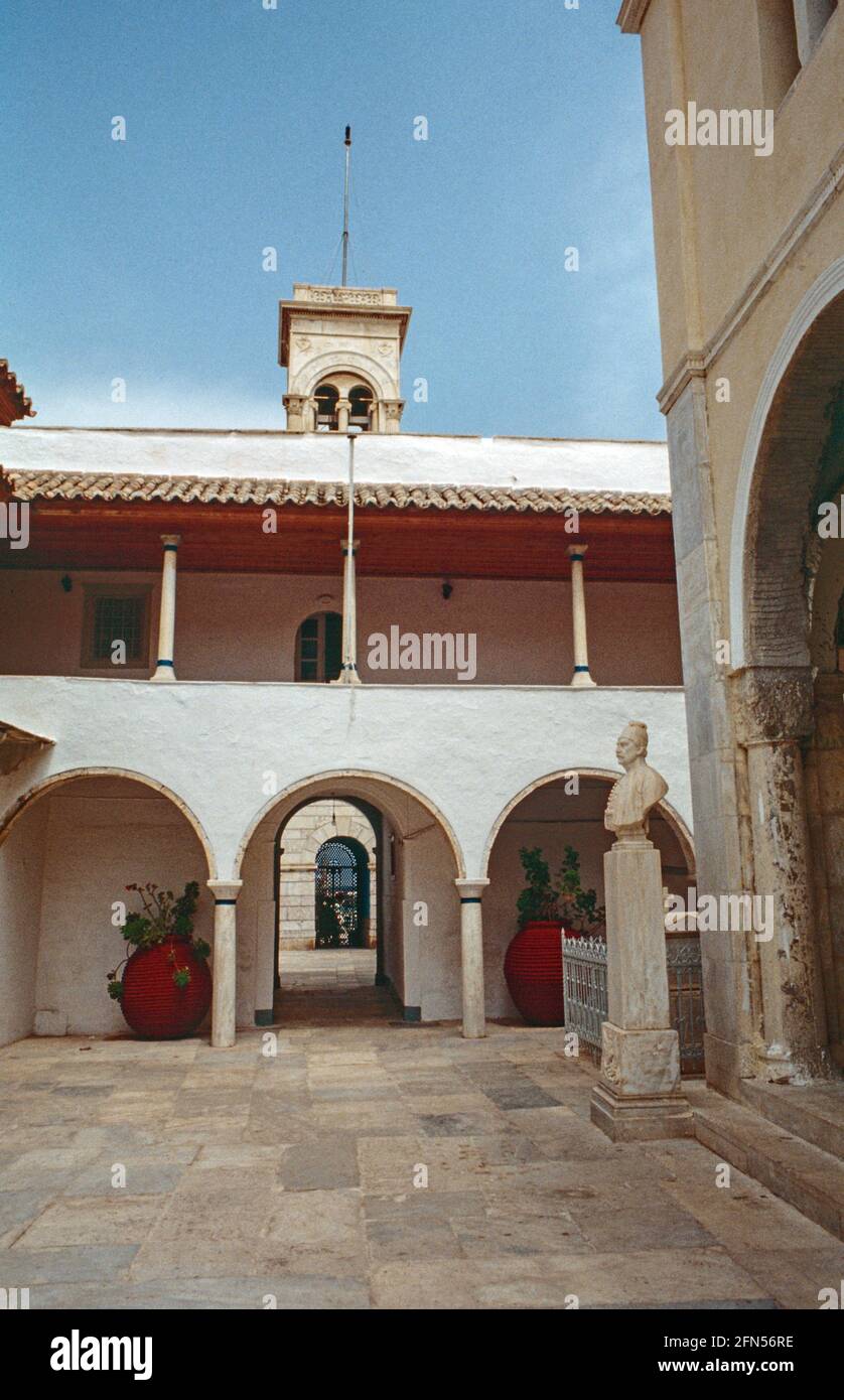 Image numérisée de la cour à Ekklisia Kiminski Theotokou, Hydra en Grèce vers 1977. Un lieu de culte et d'enregistrement régional. Banque D'Images