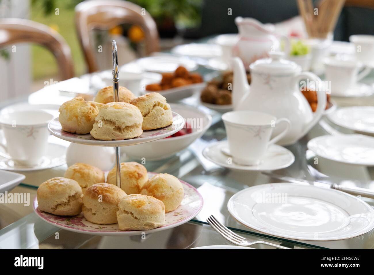 Thé de l'après-midi UK; table avec porcelaine d'os, scones et service de  thé pour le thé anglais traditionnel de l'après-midi, Suffolk UK Photo  Stock - Alamy