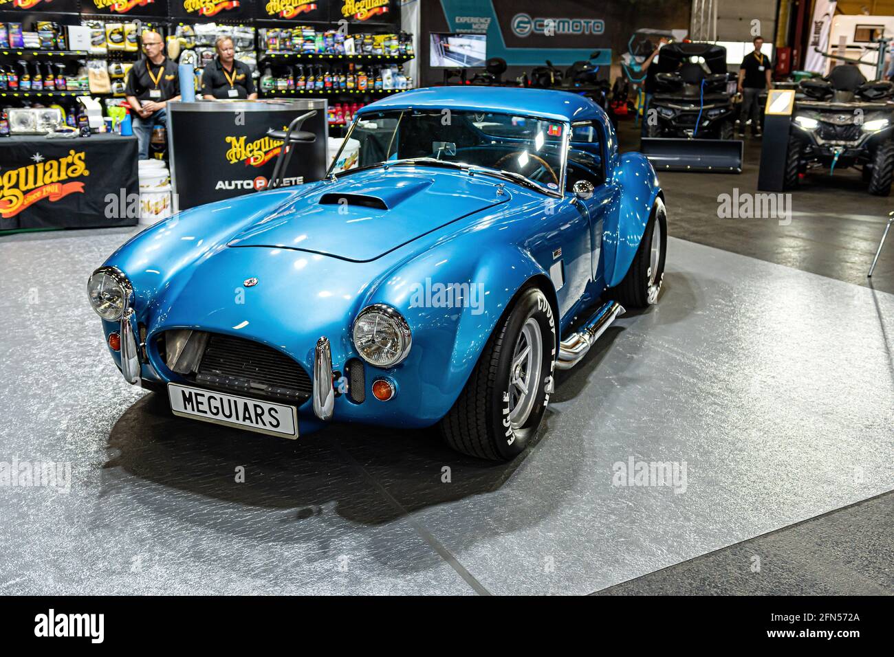 Riga, Lettonie, 25 septembre 2020 : voiture de luxe vintage, Ford Shelby AC Cobra, à un spectacle automobile, vue de face Banque D'Images