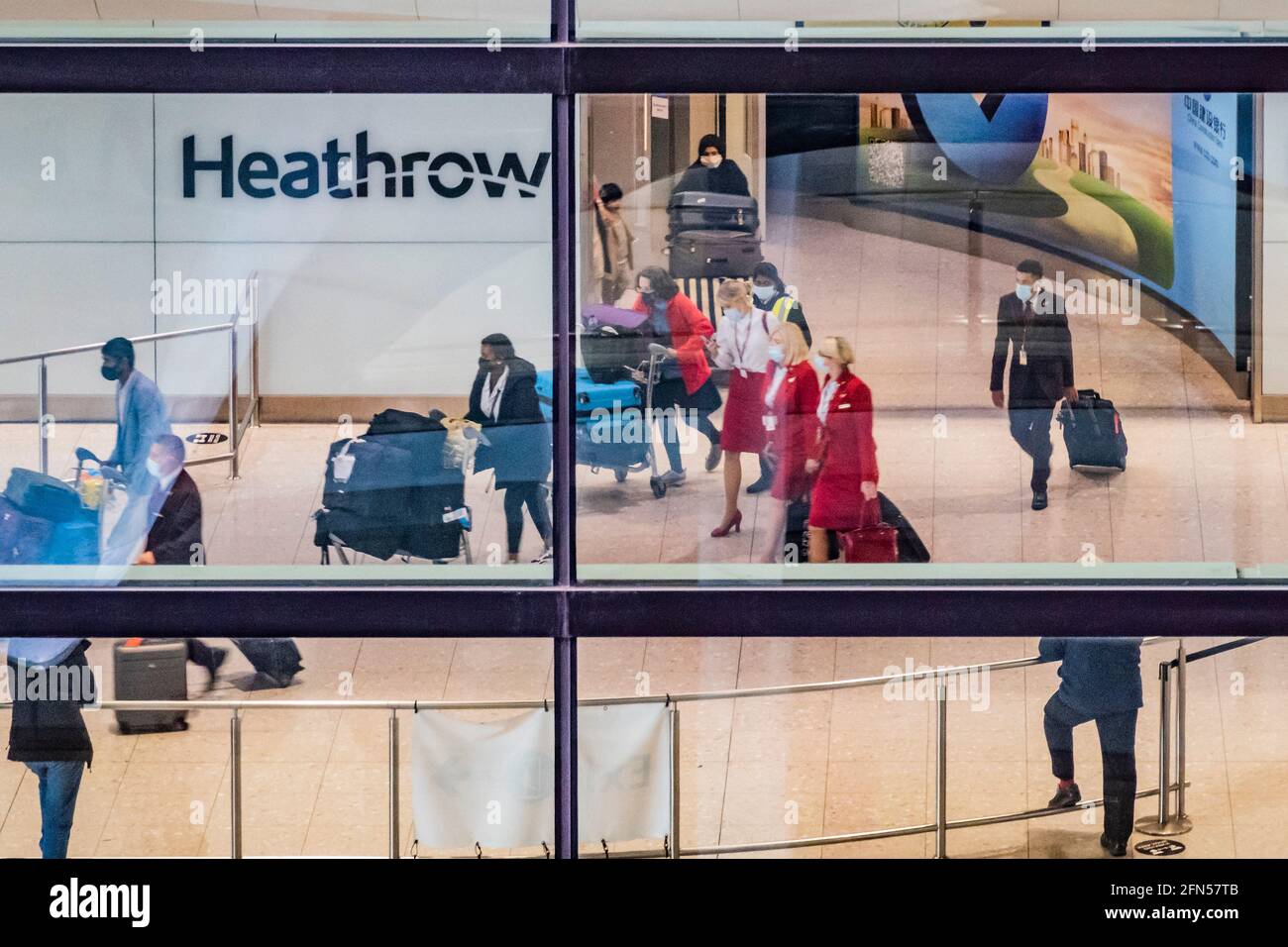 Londres, Royaume-Uni. 13 mai 2021. Les gens continuent de prendre l'avion via Heathrow, mais les restrictions de quarantaine en cours pour les voyages internationaux depuis une liste rouge de pays signifie que certains finissent dans les hôtels près de l'aéroport pendant 10 jours. Crédit : Guy Bell/Alay Live News Banque D'Images