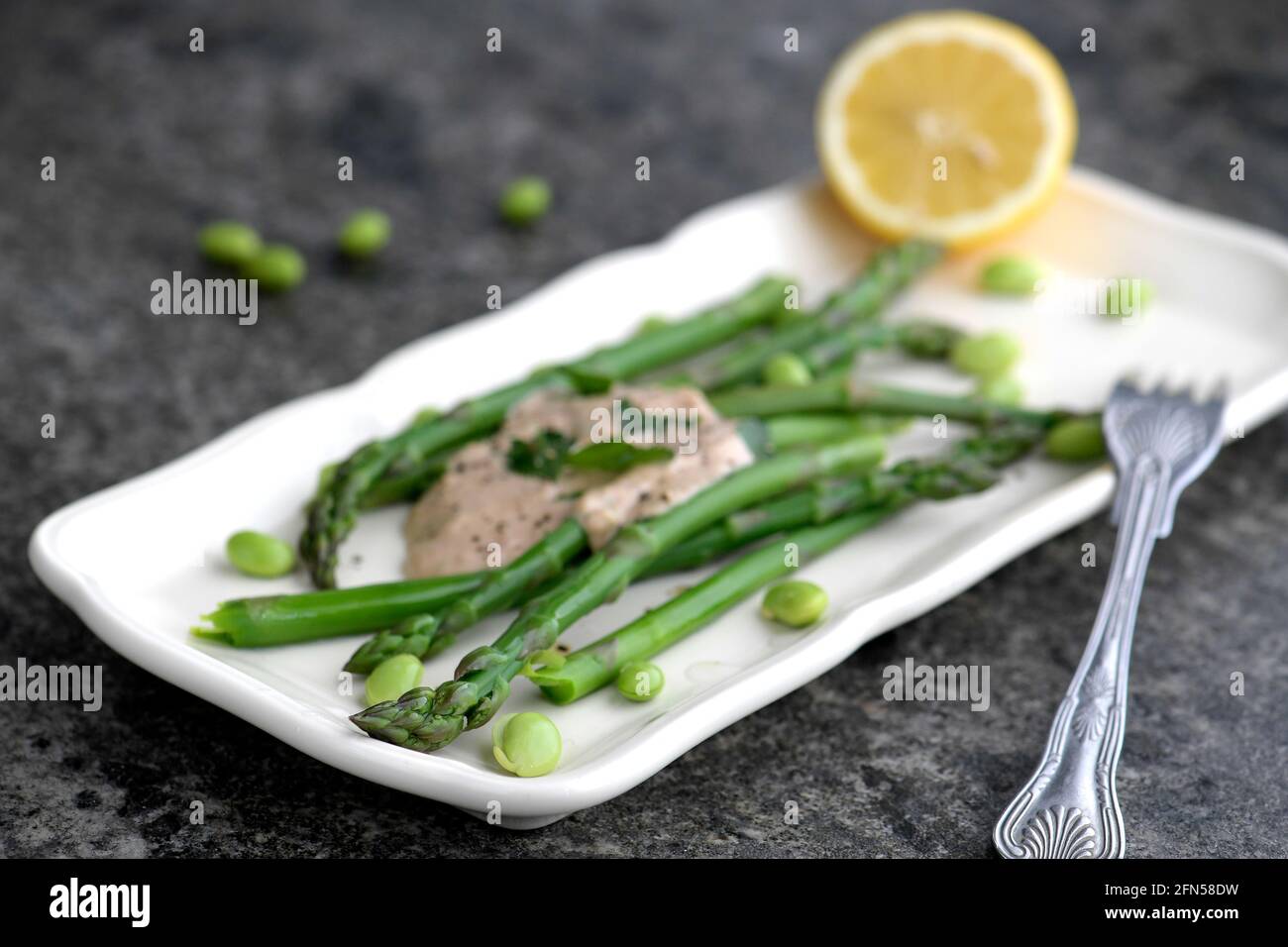 Vitello tonnato est un classique italien, ici le veau a été remplacé par des asperges et des haricots de premier choix servis avec une sauce au thon. Photo Janerik Henriksson / TT code 10010 Banque D'Images