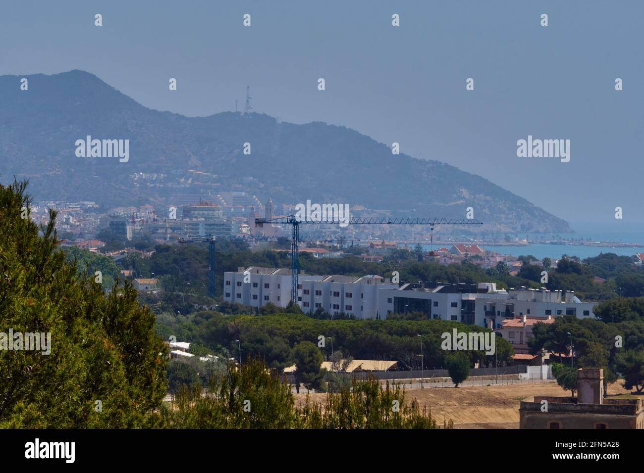 Vue fantastique sur la ville de Sitges, en Espagne, par une belle journée de printemps Banque D'Images