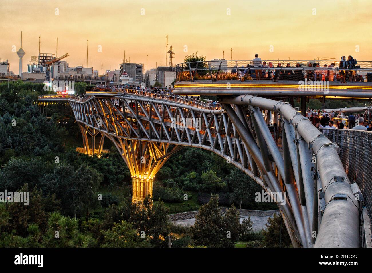 Le pont de la nature à Téhéran, Iran au coucher du soleil au printemps 2017 Banque D'Images