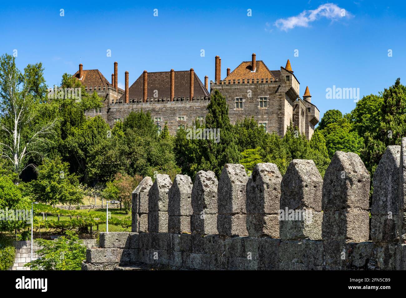 Adarve da Muralha,die Stadtmauer und der Palast Paço Ducal, Guimaraes, Portugal, Europa | mur de ville Adarve da Muralha et le Palais Ducal de Vila Banque D'Images