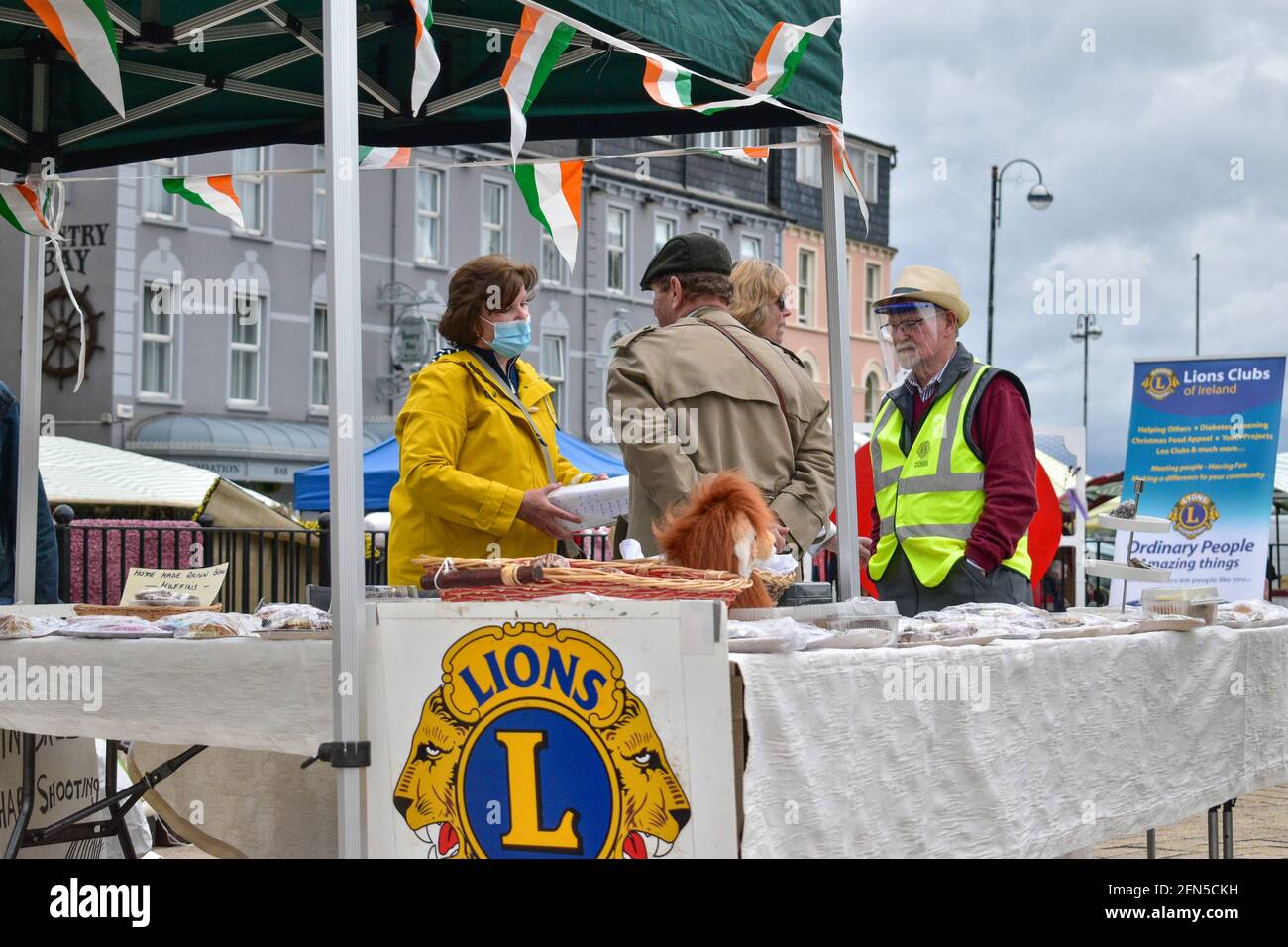 Bantry, West Cork, Irlande. 14 mai 2021. Le marché de la ville de Bantry était occupé aujourd'hui, car les voyages entre comtés pour une raison non essentielle ont été retournés, vente de gâteau du club Lions de Bantry Bay. Crédit: Karlis Dzjamko/Alay Live News Banque D'Images