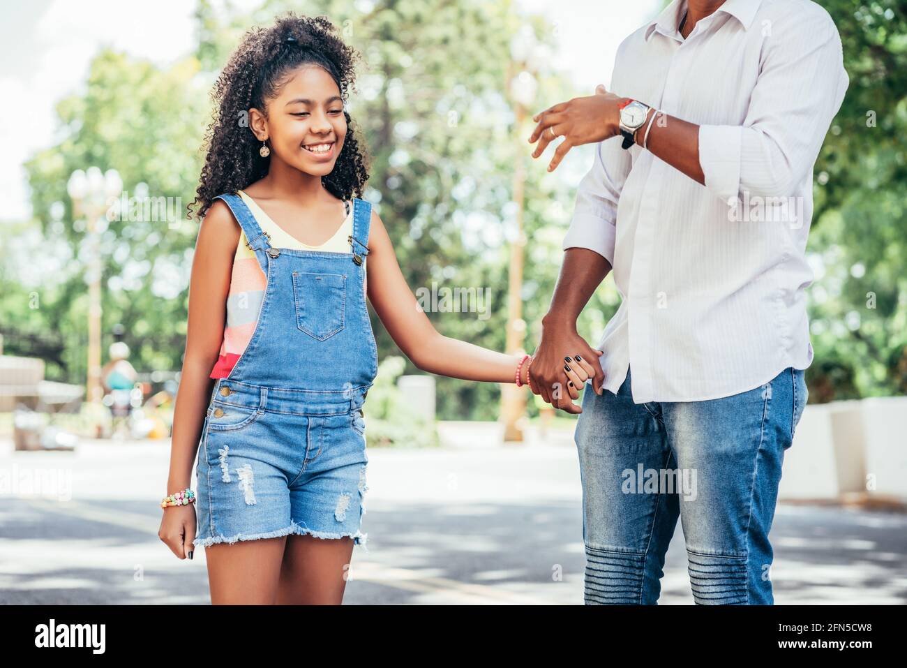 Père et fille en train de se promener ensemble à l'extérieur. Banque D'Images