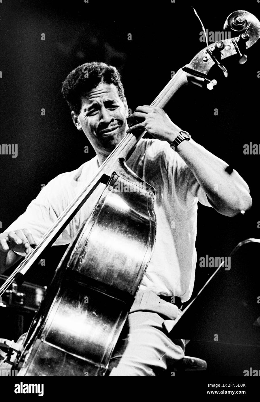 Stanley Clarke à la basse lors d'un concert du Herbie Hancock Band dans le cadre de Jazz Port Hamburg dans le Fischauktionshalle. 08.07.1991 - Christoph Keller Banque D'Images