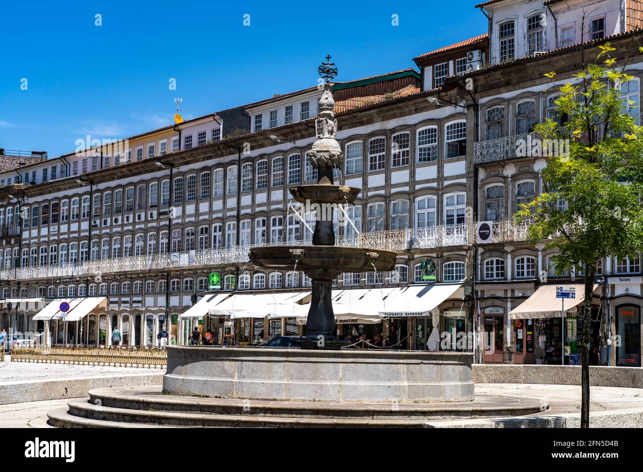 Brunnen auf dem Platz Largo do Toural, Guimaraes, Portugal, Europa | Fontaine sur la place Largo do Toural, Guimaraes, Portugal, Europe Banque D'Images