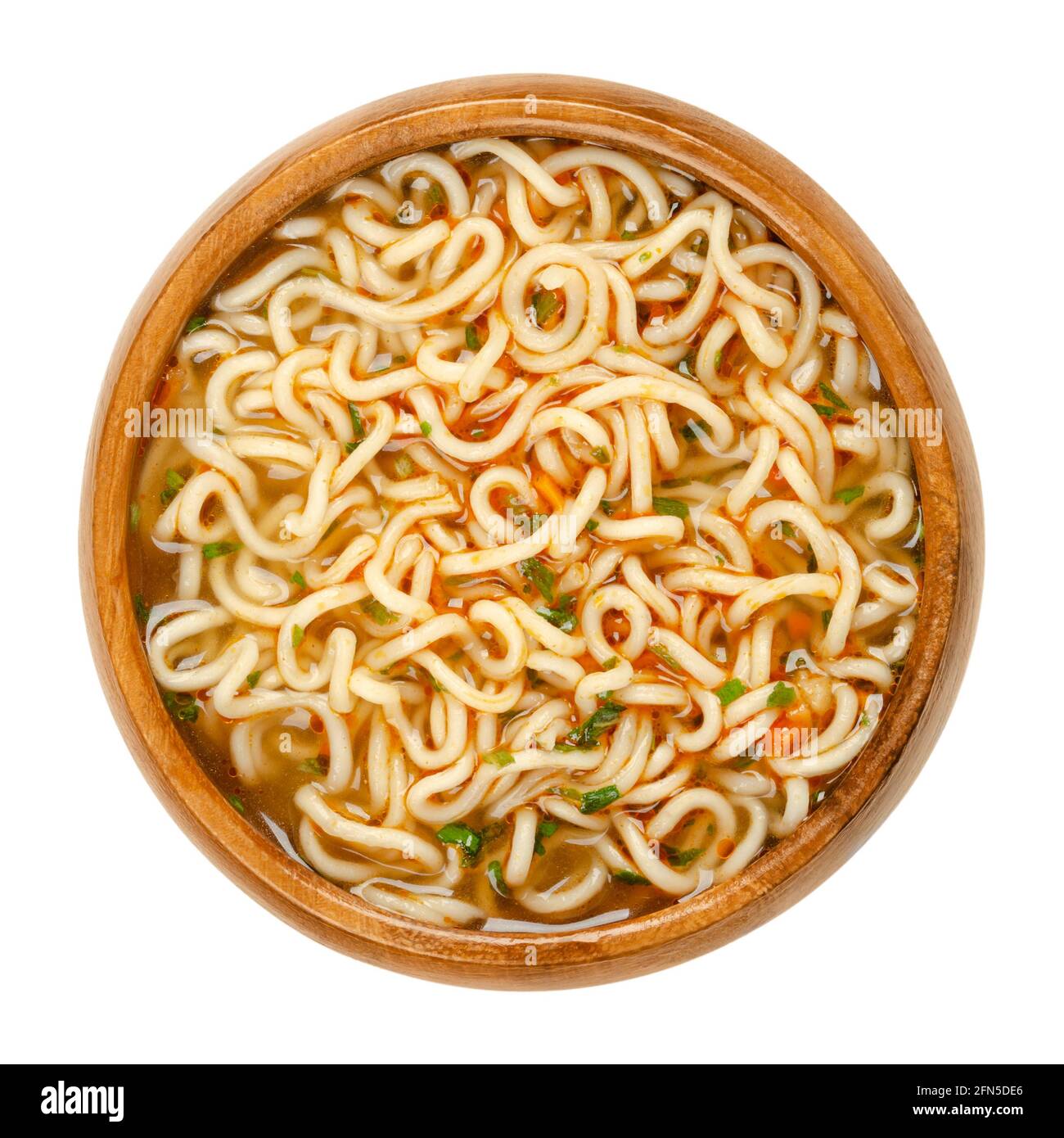 Ramen instantané au goût de légumes dans un bol en bois. Nouilles instantanées, trempées dans l'eau bouillante et assaisonnées. Banque D'Images