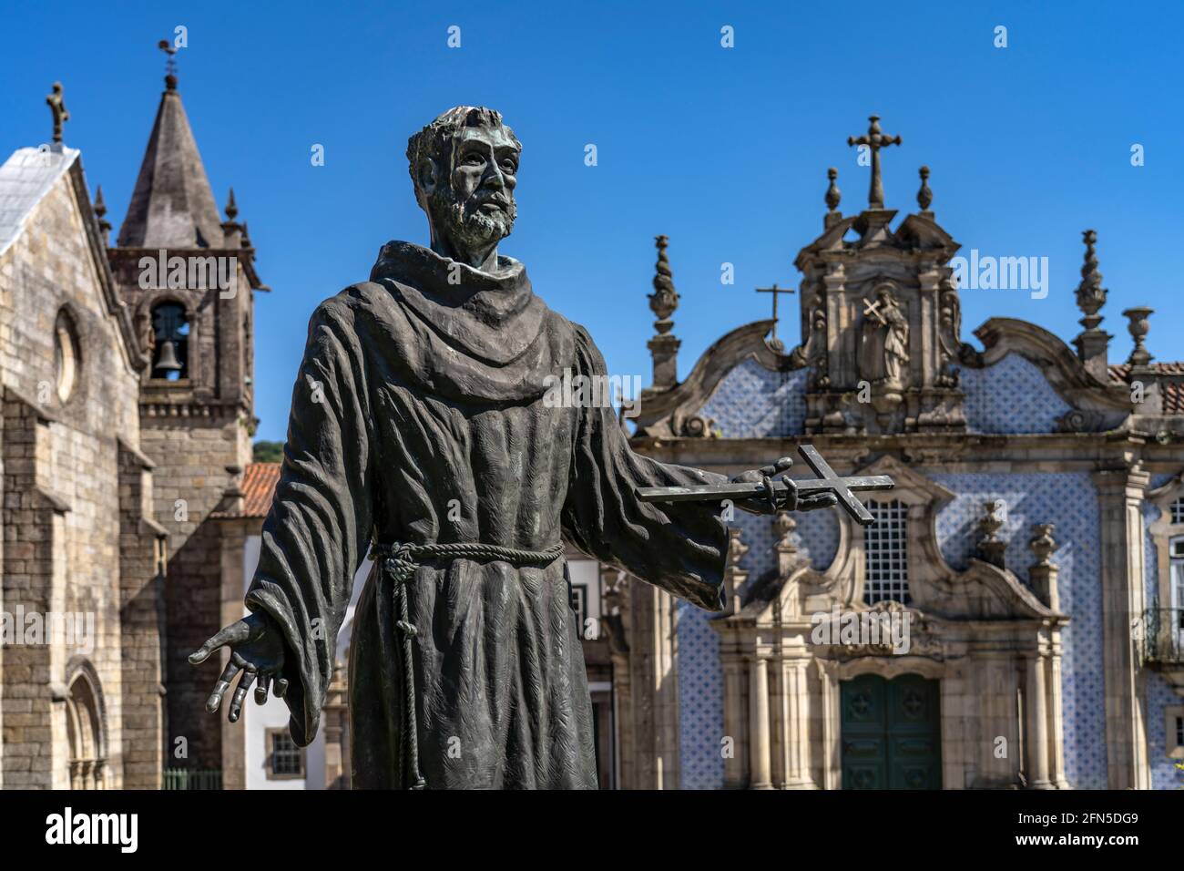 Statue des heiligen Franziskus vor der Kirche Igreja de São Francisco, Guimaraes, Portugal, Europa | Statue de Saint François et Église de Sai Banque D'Images