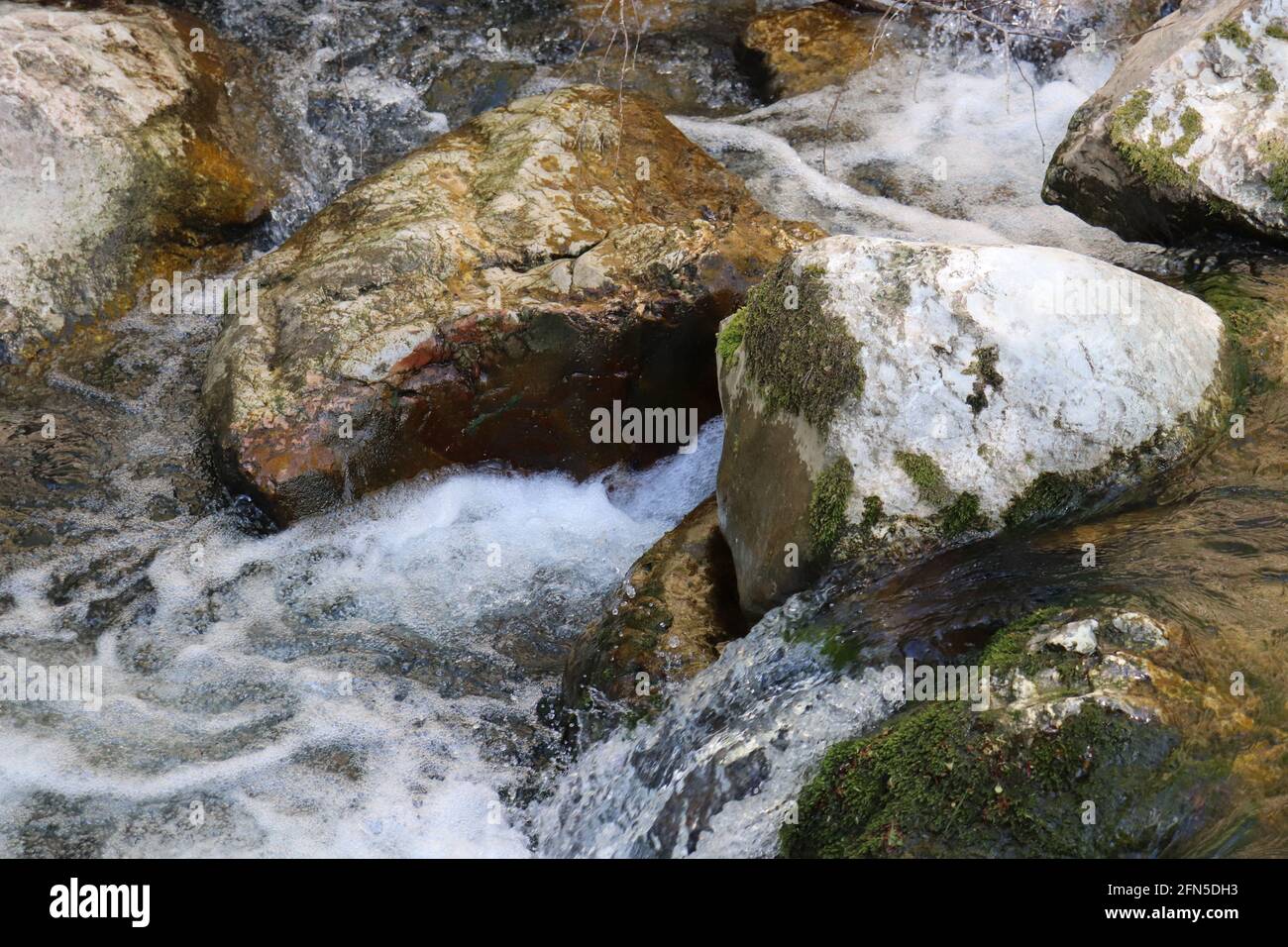 Détails de la spectaculaire éclaboussure d'eau sur un rocher dans une rivière de montagne Banque D'Images
