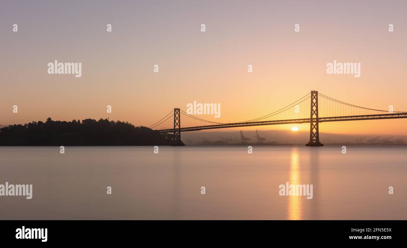 San Francisco – Oakland Bay Bridge au lever du soleil, San Francisco, Californie, États-Unis Banque D'Images