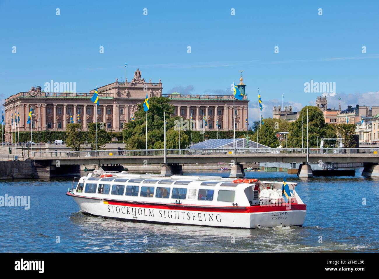 Suède, Stockholm - le Parlement et bateau touristique. Banque D'Images