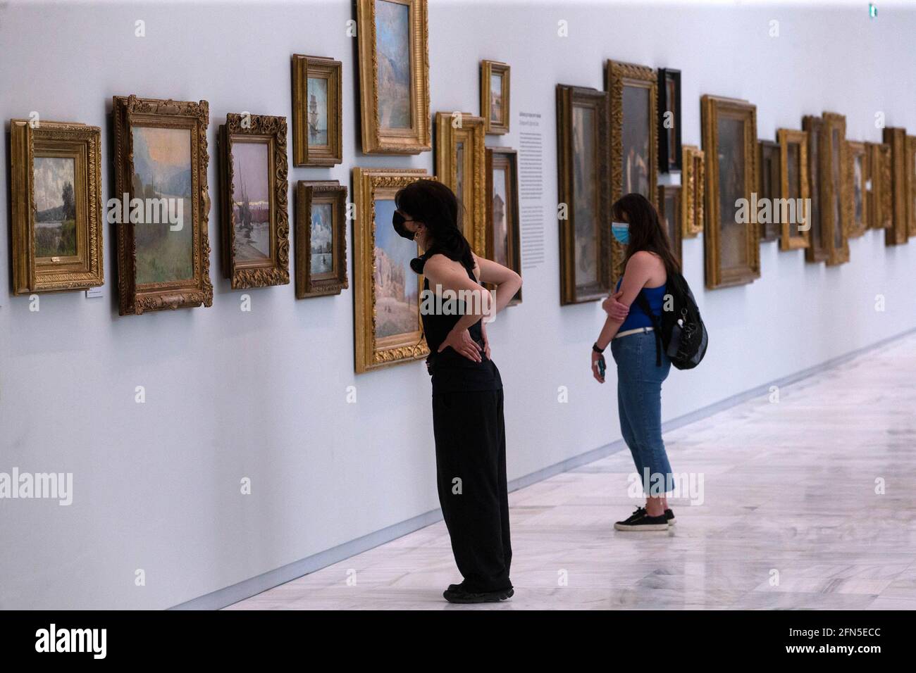 Athènes, Grèce. 14 mai 2021. Les gens visitent la Galerie nationale à Athènes, Grèce, le 14 mai 2021. Tous les musées grecs ont rouvert au public vendredi, les mesures strictes contre la COVID-19 étant levées. Crédit: Marios Lolos/Xinhua/Alamy Live News Banque D'Images