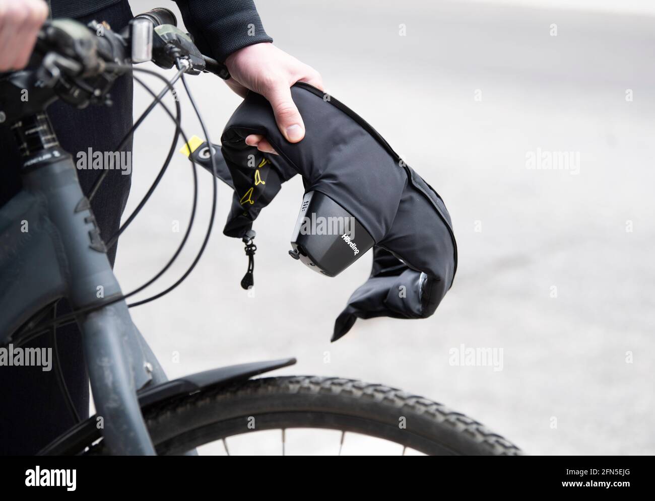 Un homme portant le casque de vélo suédois Hovding (Hövding) qui est un  airbag déclenché par une collision. Photo Fredrik Sandberg / TT code 10080  Photo Stock - Alamy