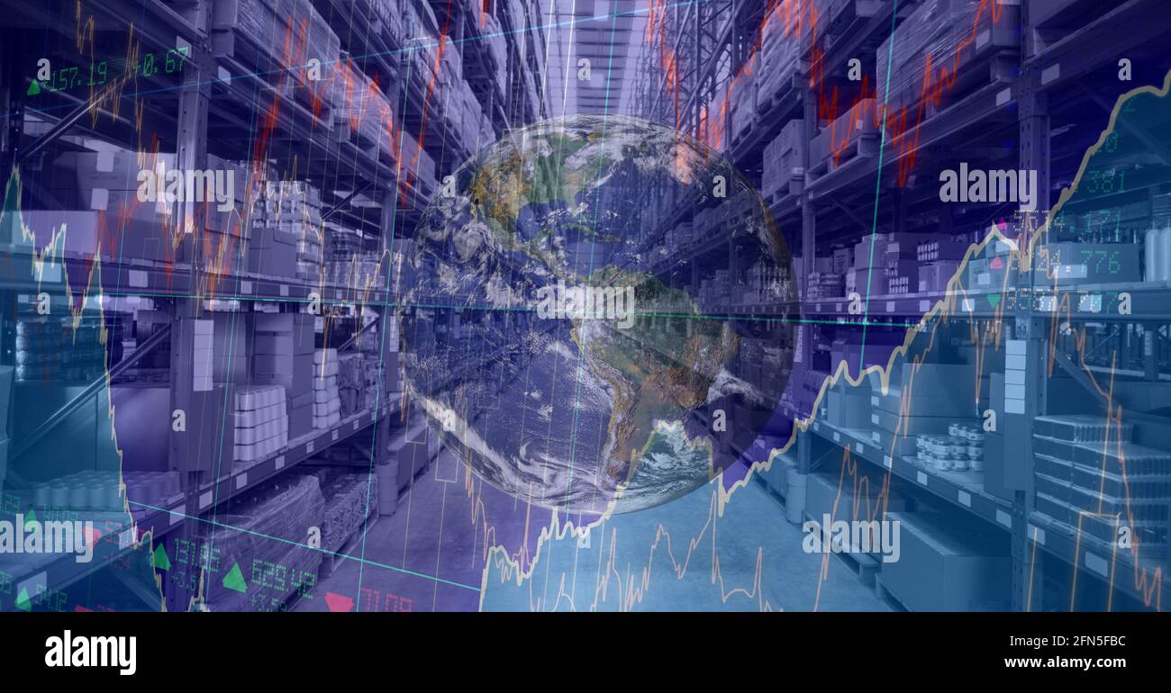 Composition du traitement des données financières avec le globe au-dessus de la pile étagères dans l'entrepôt Banque D'Images