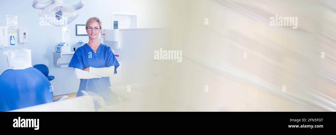 Composition d'une femme souriante en chirurgie avec lumière floue sentiers Banque D'Images