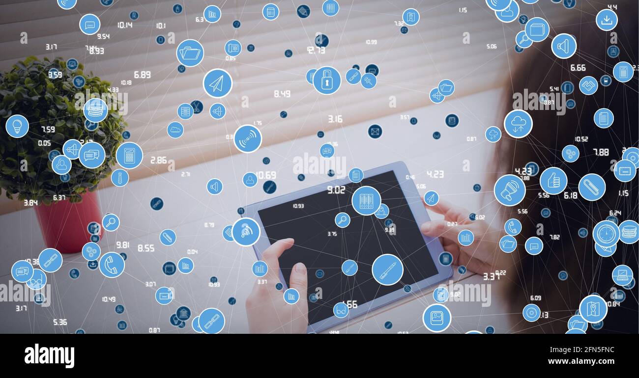 Composition d'un réseau d'icônes numériques sur une femme utilisant une tablette en arrière-plan Banque D'Images