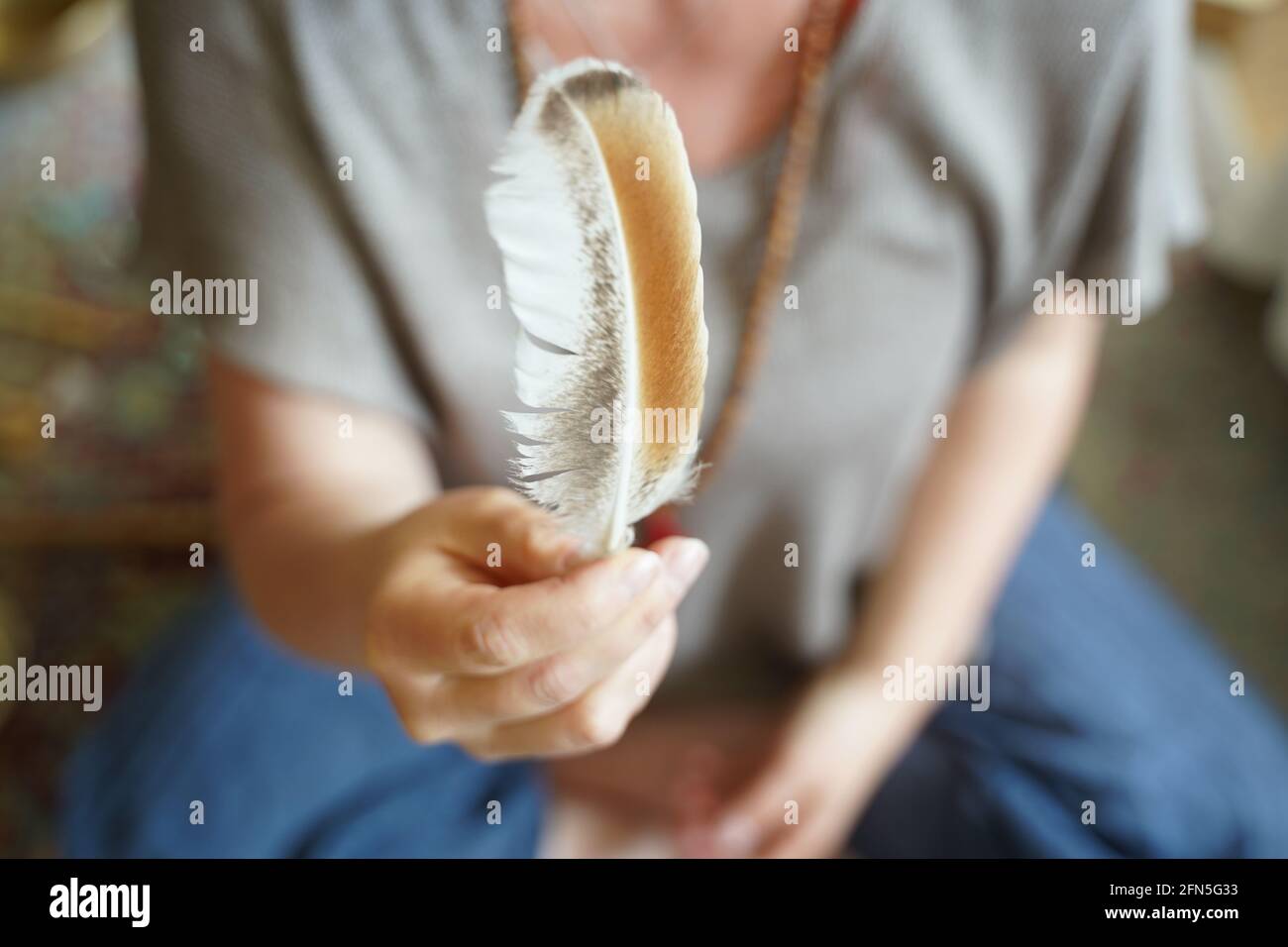 Une femme tenant une plume dans sa main. Banque D'Images