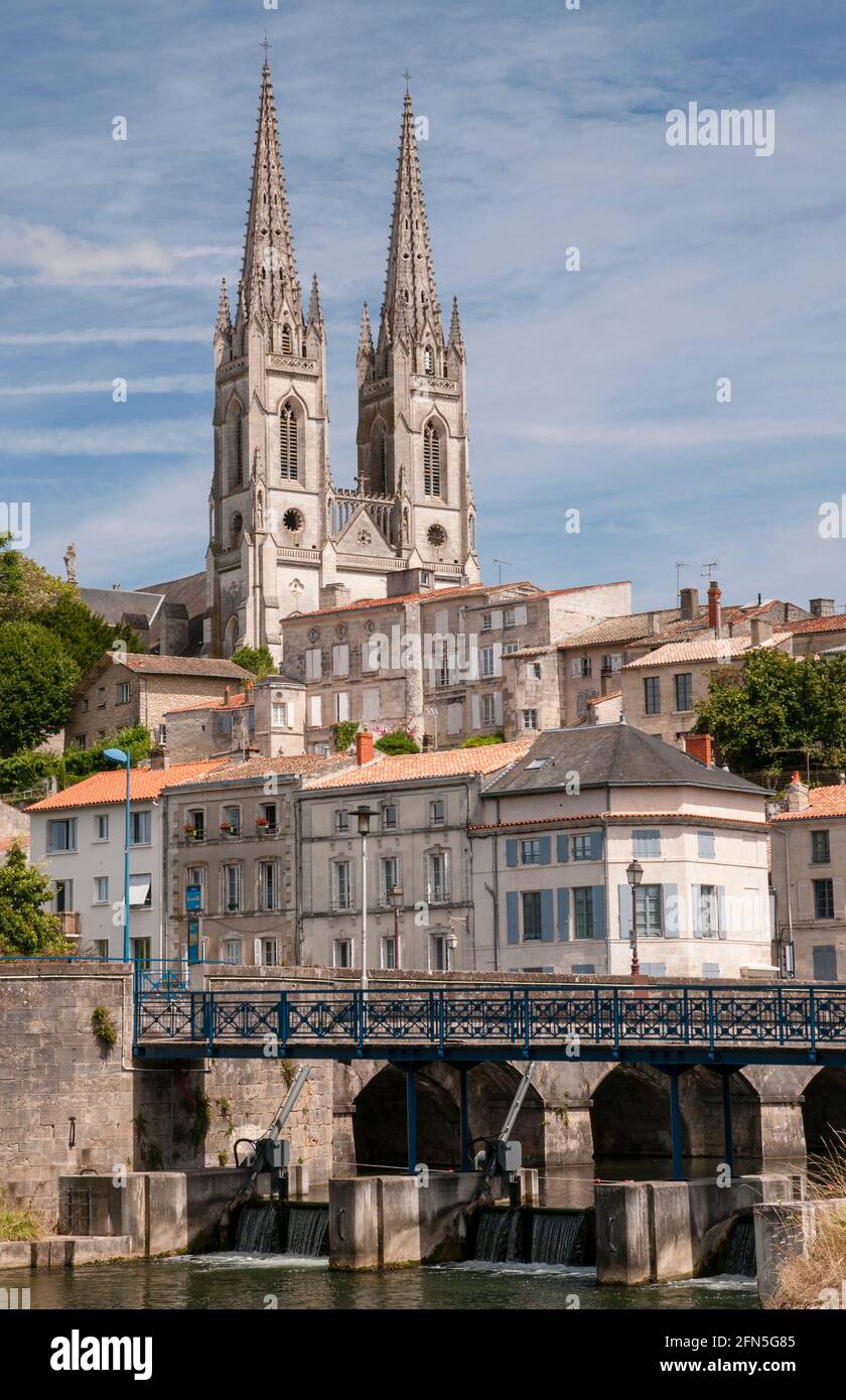 Voir l'église de Saint-André et Sèvre Niortaise river bank, Niort, Deux-Sèvres (79), France, Nouvelle-Aquitaine Banque D'Images