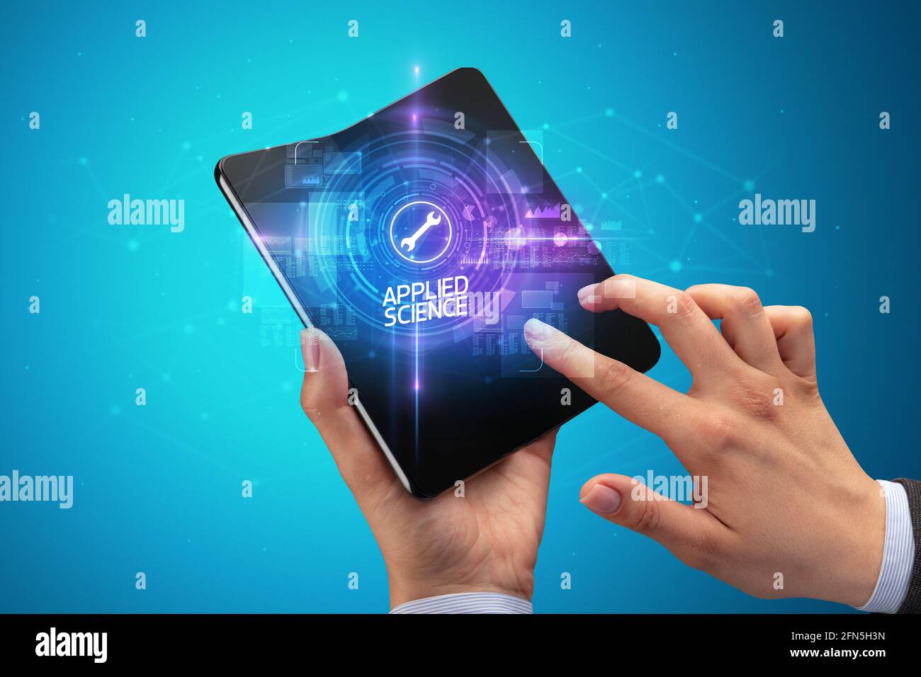Homme d'affaires tenant un smartphone pliable, concept de technologie Banque D'Images