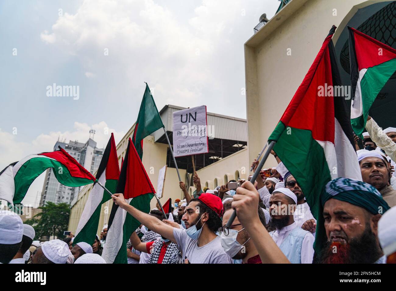 Dhaka, Bangladesh. 14 mai 2021. Les manifestants brandisquent des drapeaux pendant la manifestation.les musulmans bangladais protestent contre les attaques israéliennes contre les Palestiniens à Gaza, se rassemblent après les prières d'Eid al-Fitr devant la mosquée Baitul Mukarram et brandisquent des drapeaux palestiniens et bangladais à Dhaka, au Bangladesh. Crédit : SOPA Images Limited/Alamy Live News Banque D'Images