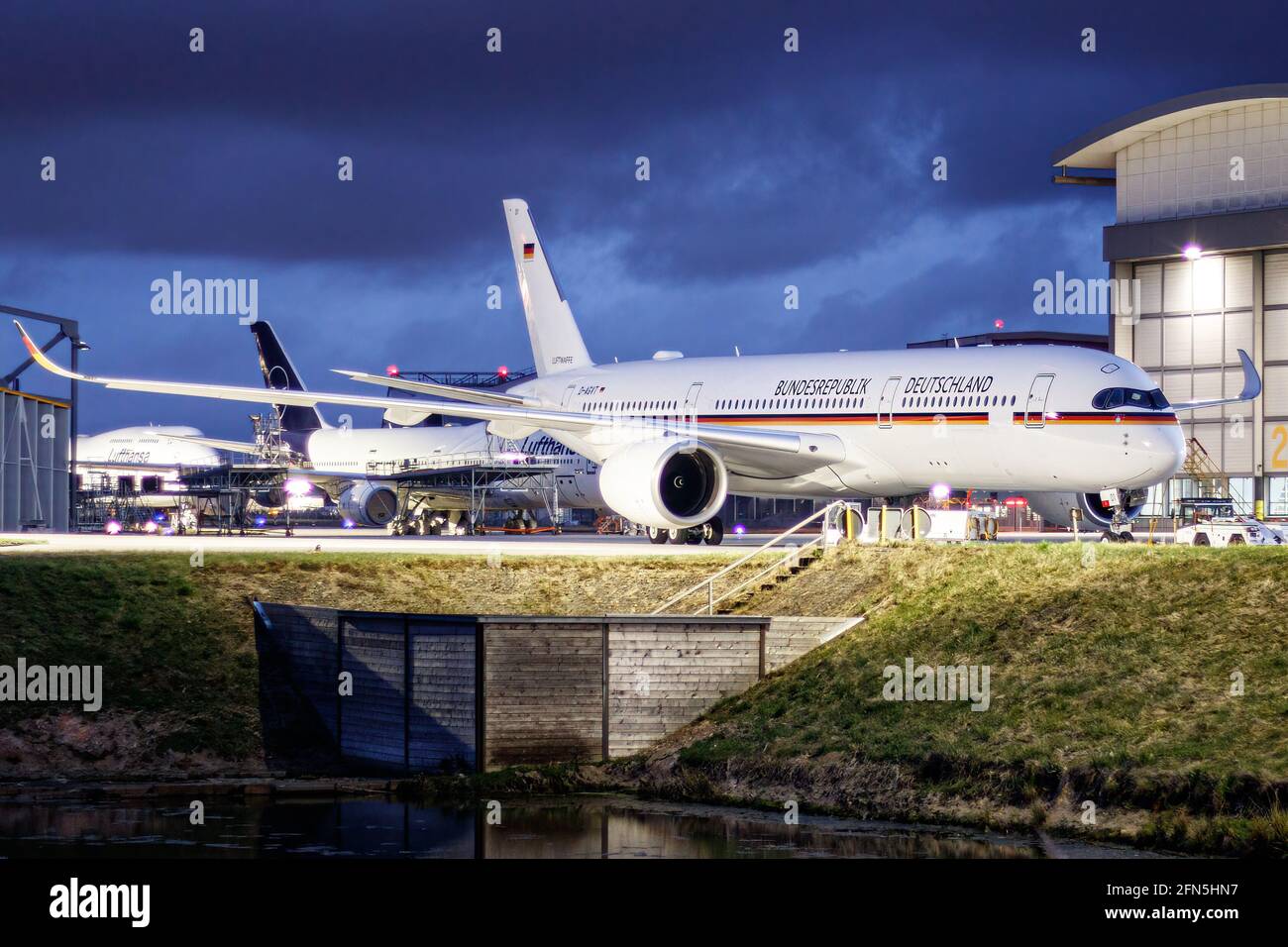 HAMBOURG, ALLEMAGNE - 02 avril 2021 : l'armée de l'air allemande (/ GAF) à Lufthansa Technik (aéroport de Hambourg) avec un Airbus A350-941CJ A359 (D-AGVT/468). Banque D'Images