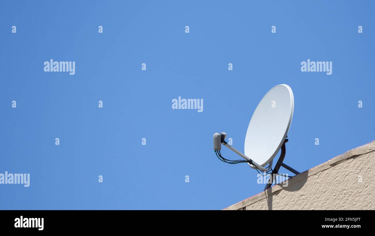 parabole satellite devant un ciel bleu. Vue avant Banque D'Images