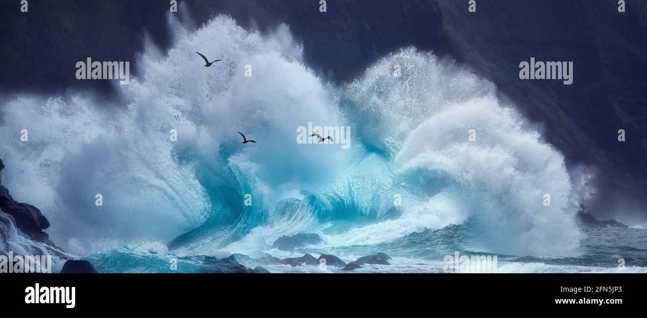 Vagues de tempête, au large de la plage de Ke'e, Kauai, Hawaï Banque D'Images