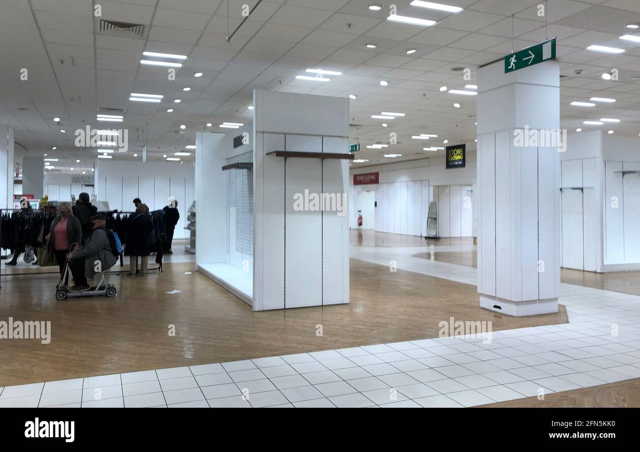 Le magasin Debenhams à Basingstoke, Hampshire. Debenhams va fermer ses portes pour la dernière fois de son histoire de 243 ans. La chaîne historique des grands magasins fermera ses 28 magasins restants à travers le Royaume-Uni pour de bon samedi après l'effondrement de l'entreprise dans le contexte de la pandémie du coronavirus. Date de la photo: Vendredi 14 mai 2021. Banque D'Images