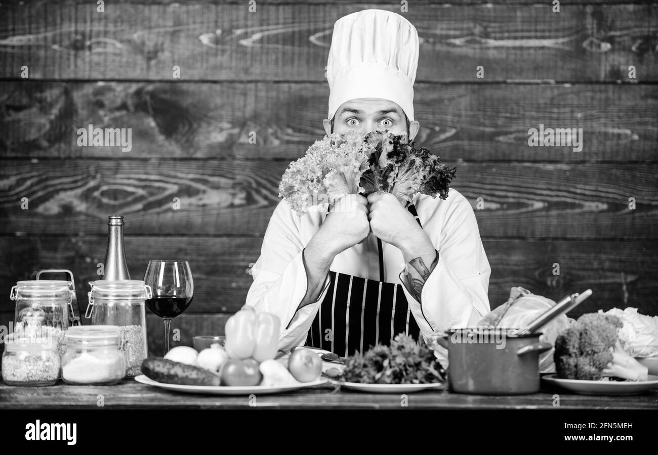 Des collations saines. Cuisine culinaire. Vitamine. Salade végétarienne avec légumes frais. Diète des aliments biologiques. Bon barbu. Recette du chef. Une alimentation saine Banque D'Images