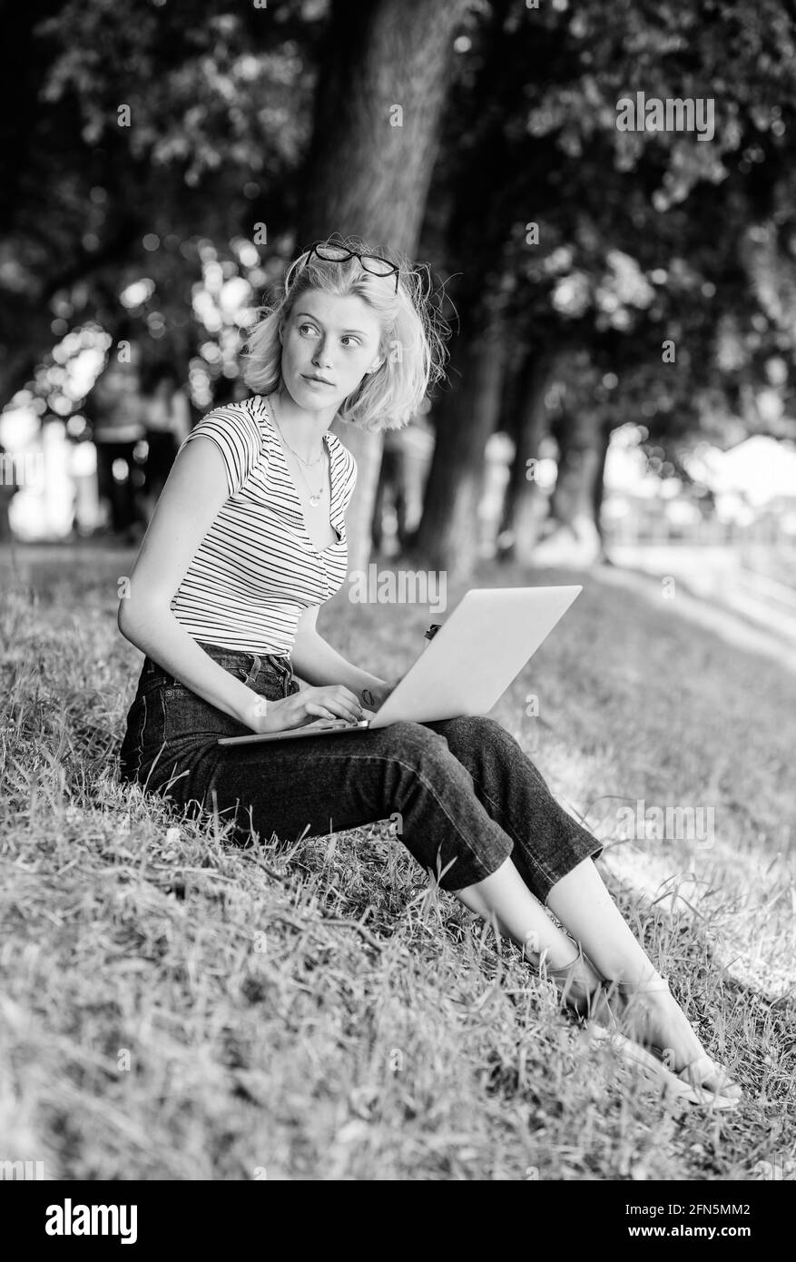 Être à l'extérieur expose les travailleurs à l'air frais et aux variations environnementales rendant heureux et en bonne santé sur le plan physique et émotionnel. Pourquoi les employés Banque D'Images