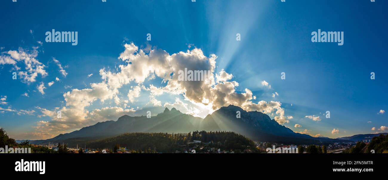 Vue panoramique impressionnante sur les montagnes Bucegi depuis la ville de Busteni, la vallée de Prahova, le comté de Prahova, Roumanie Banque D'Images