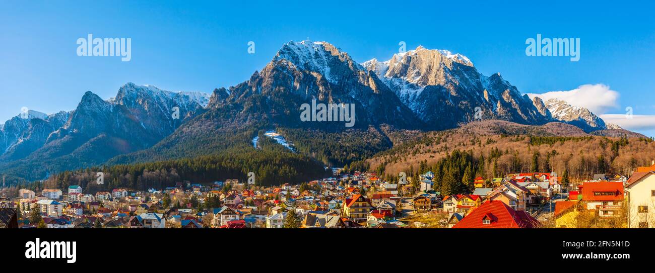 Vue panoramique impressionnante sur les montagnes Bucegi depuis la ville de Busteni, la vallée de Prahova, le comté de Prahova, Roumanie Banque D'Images