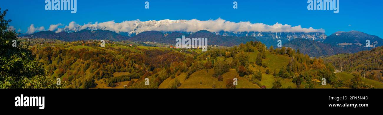 Vue panoramique exceptionnelle sur les montagnes de Piatra Craiului depuis le village de Moieciu, Roumanie Banque D'Images